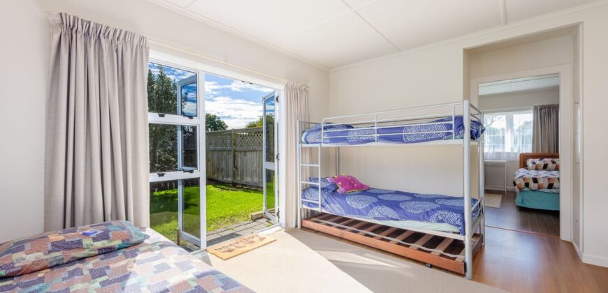 Retro Charm & Potential in Heart of Manly