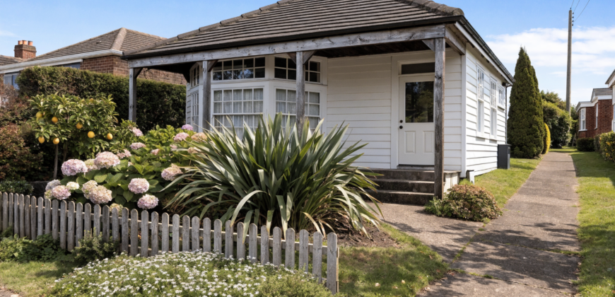 EXAMPLE — Sunny 3 Bedroom Bungalow, Mount Eden